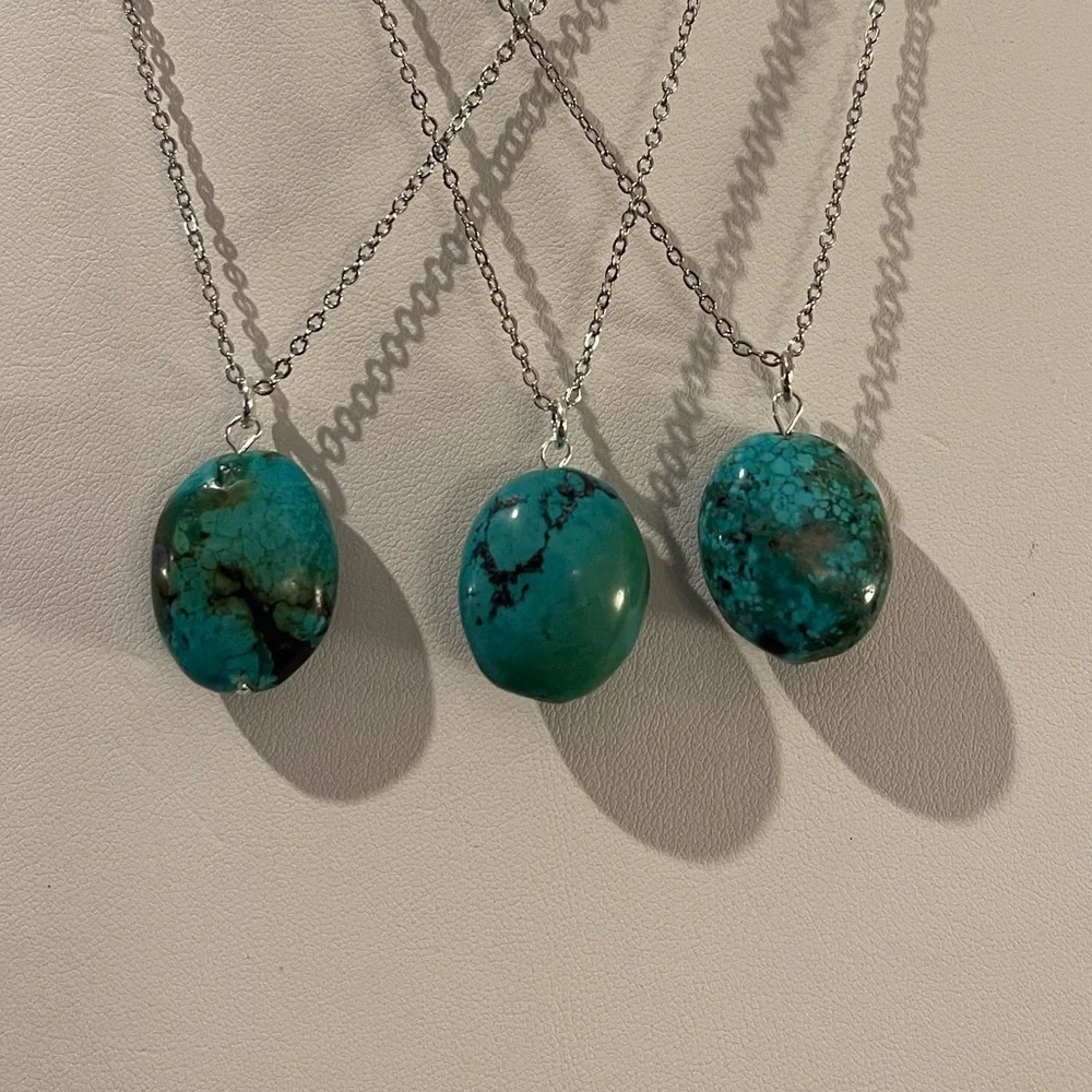 Stabilized genuine turquoise pendant and silver tone chain - Picture 8 of 8